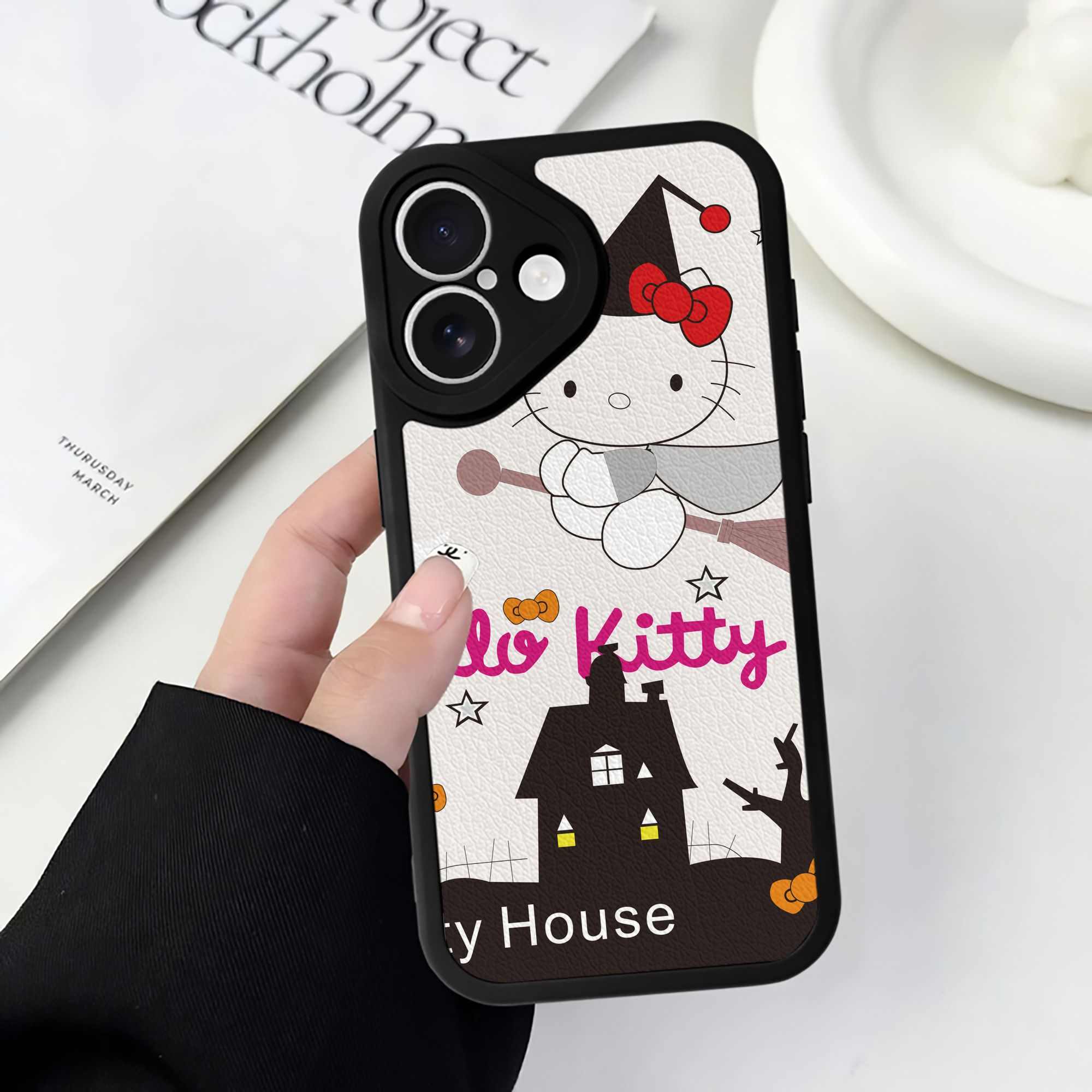 （画像用） Hello Kitty ハローキティ 【iPhone 16シリーズ対応】シリコンスマホケース（レザー調） 材質：シリコン